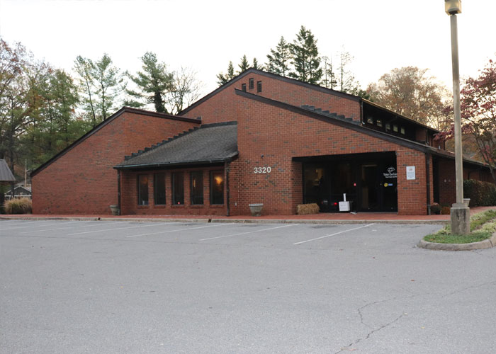 An exterior view of a Vistar Eye Center building on Franklin Road.